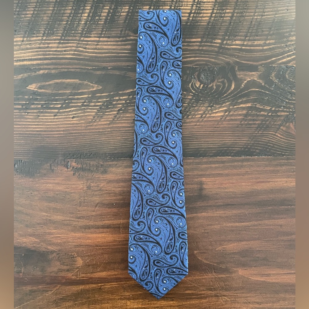 Chaps Paisley Dark Blue Men’s Tie. classoc length. Gently used